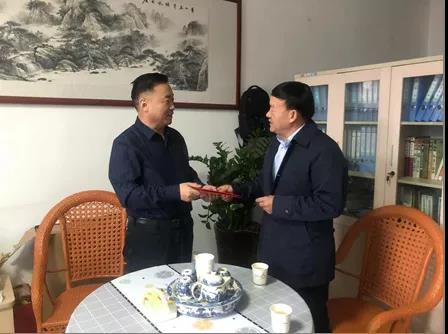 敦煌種業(yè)領(lǐng)導(dǎo)看望慰問公司老干部、老黨員及困難黨員職工