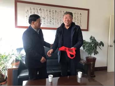 敦煌種業(yè)領(lǐng)導(dǎo)看望慰問公司老干部、老黨員及困難黨員職工