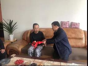 敦煌種業(yè)領(lǐng)導(dǎo)看望慰問公司老干部、老黨員及困難黨員職工