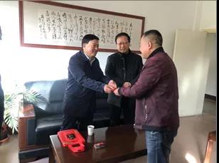 敦煌種業(yè)領(lǐng)導(dǎo)看望慰問公司老干部、老黨員及困難黨員職工